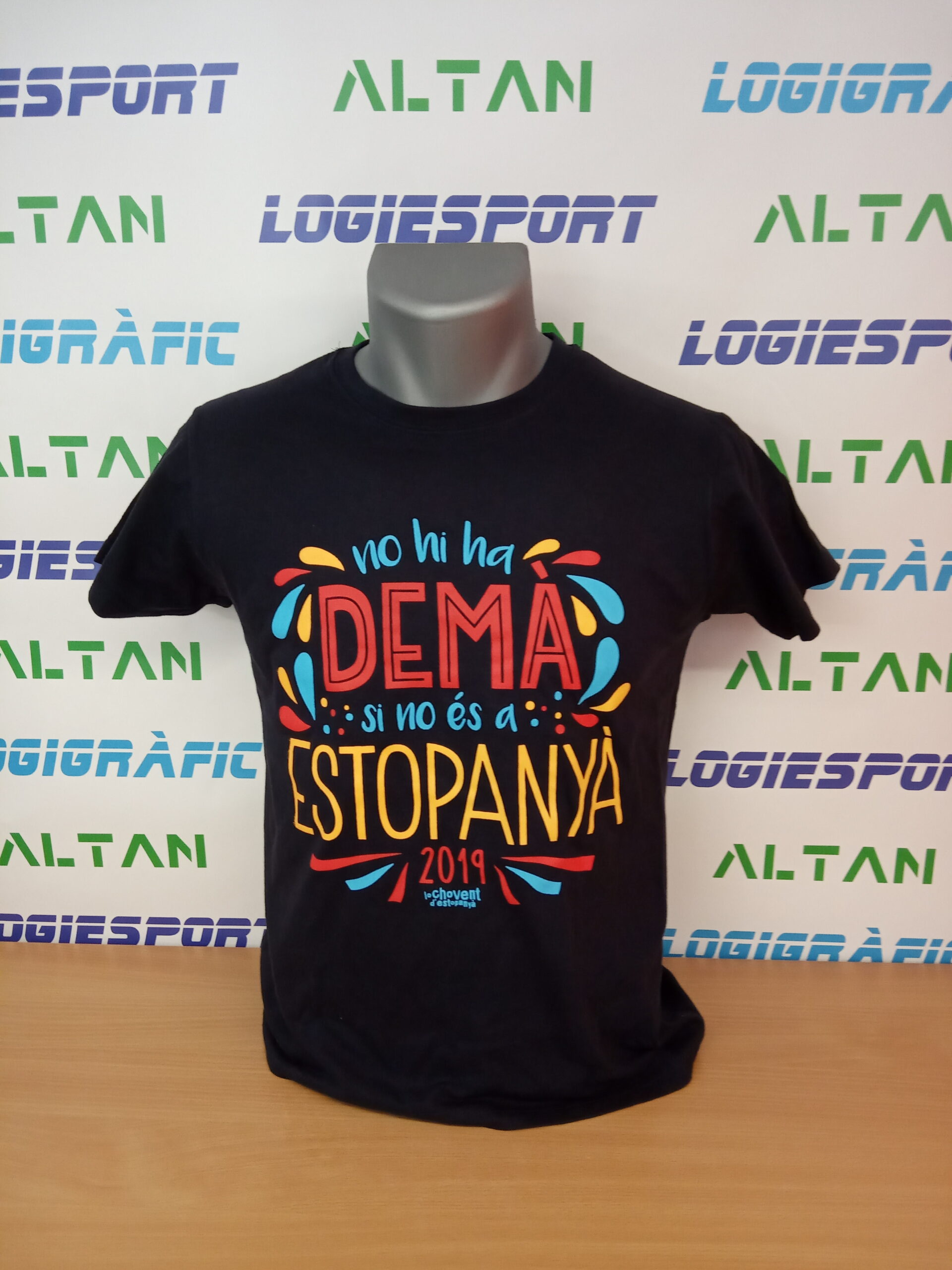 serigrafia Samarreta negra amb estampat de Logigràfic, marcatge i estampació de tèxtils.