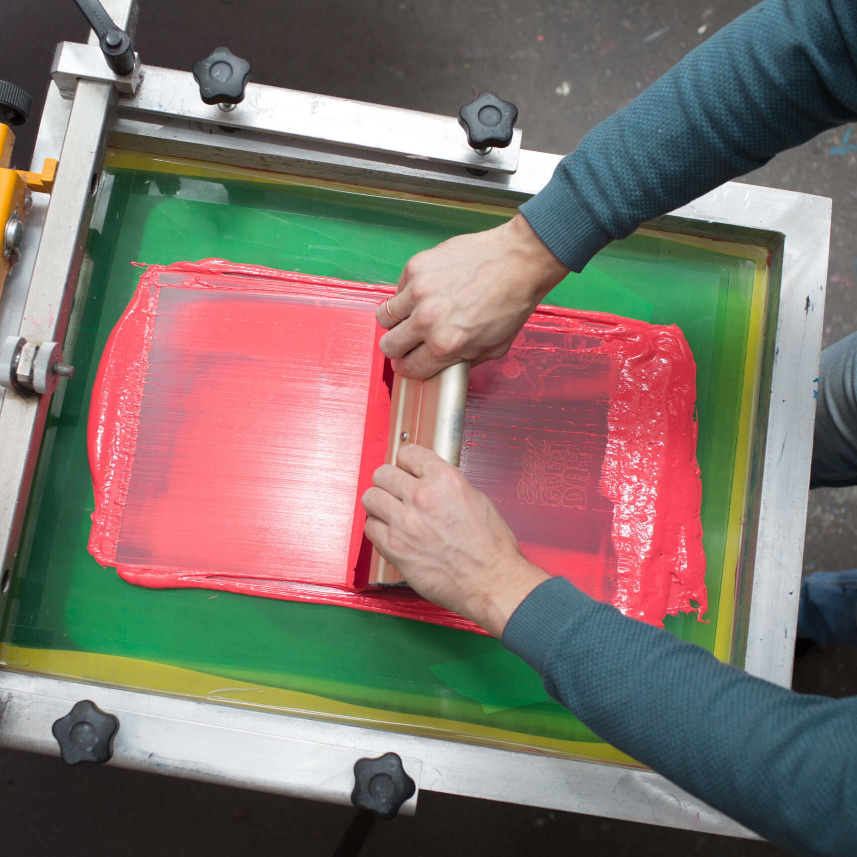 Estampació tèxtil Solucions de serigrafia per Logigràfic, marcatge i estampació de tèxtils i disseny gràfic personalitzat.