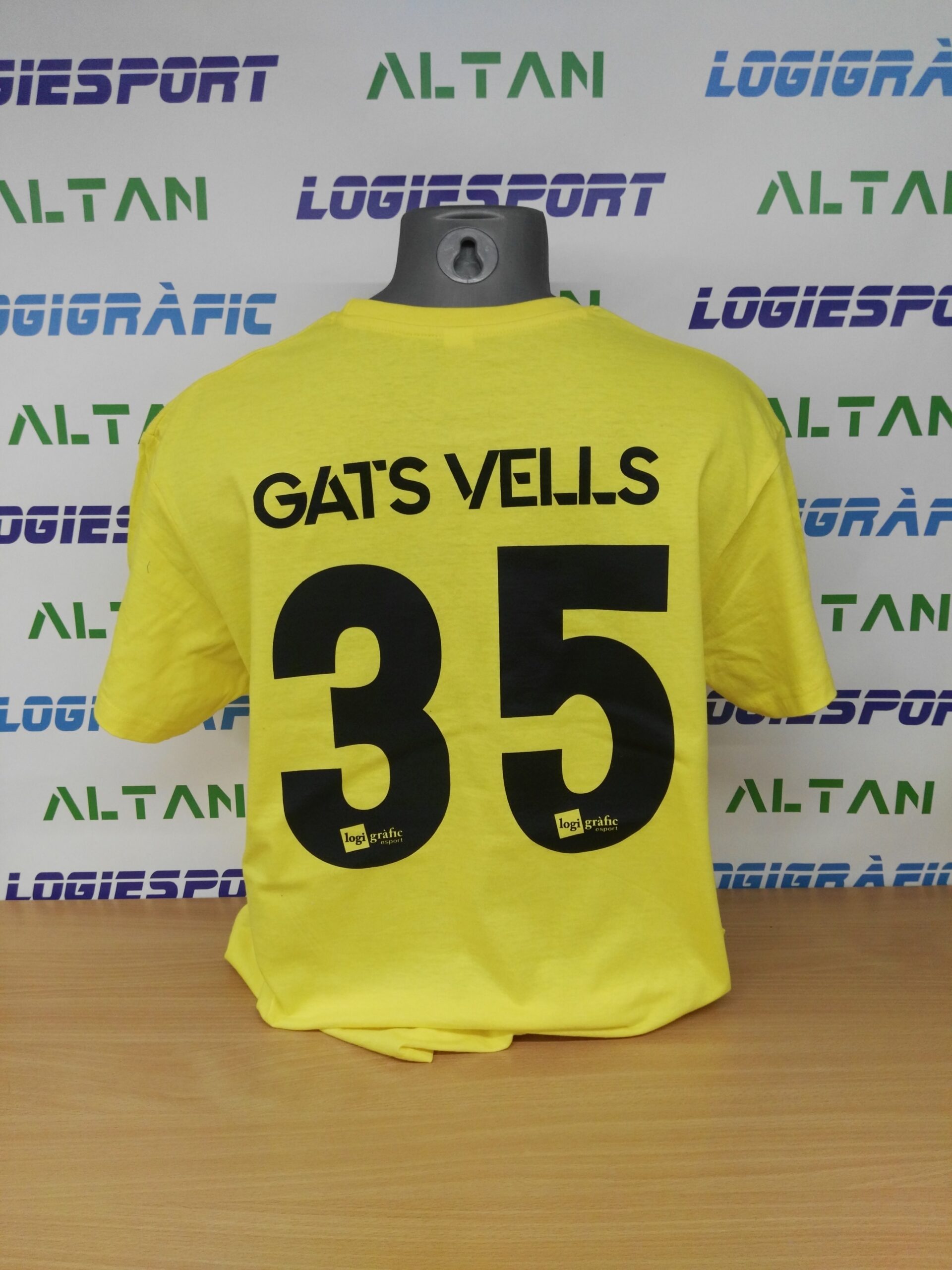 dav Samarreta on hi posa 'Gats Vells 35' de Logigràfic, marcatge i estampació de tèxtils.